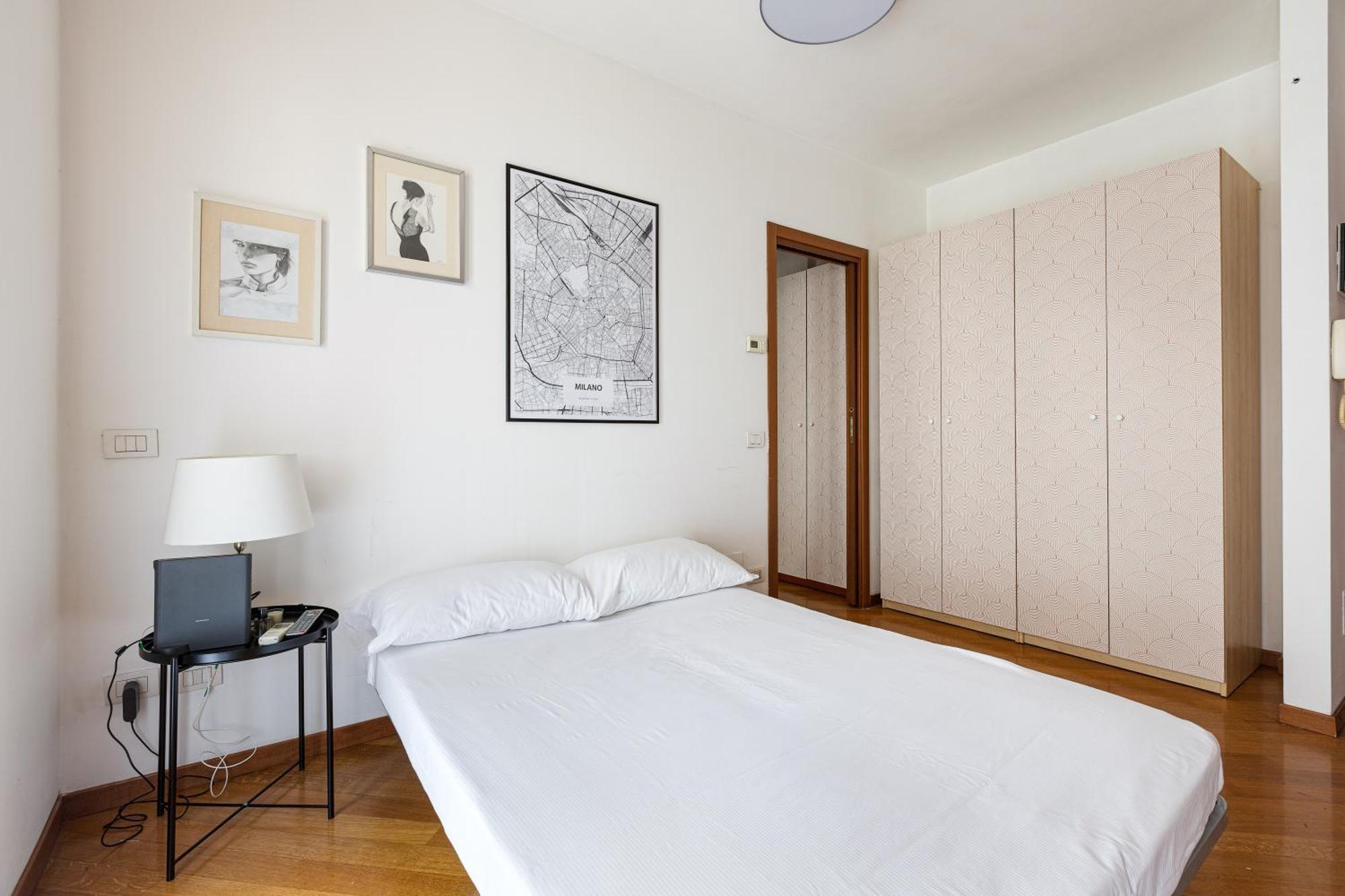 Cosy Studio With Balcony & Private Garage Milan Exterior photo